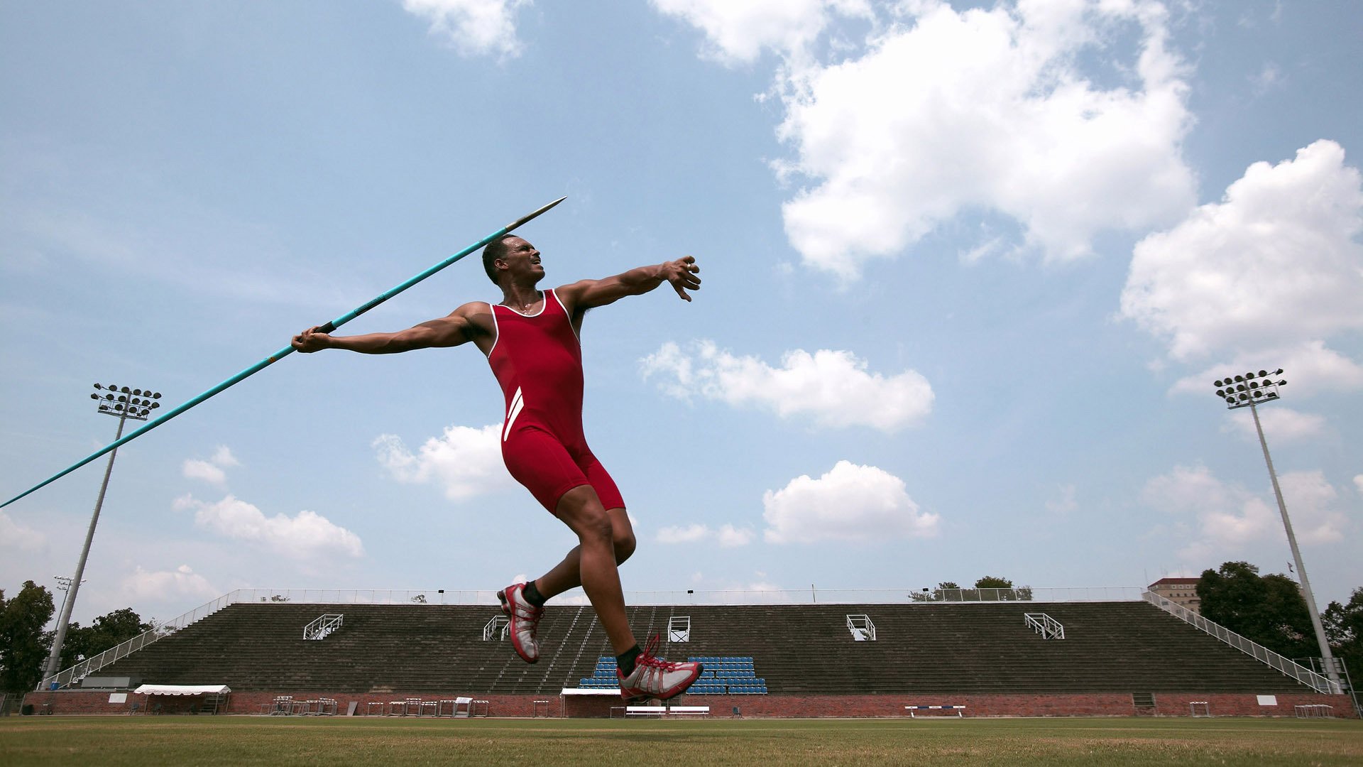 凯恩完成自我救赎，巴西淘汰赛过关巴萨，足球场上的双重奏鸣